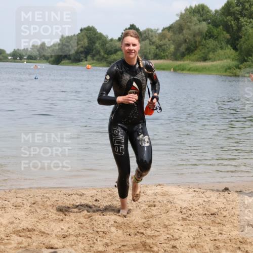21.06.2025 - 27. Vierlanden-Triathlon Lena Gebhardt http://msf.ph/oto/8038708 15.06.2025 12:28:27 Schwimmen 1061, 1062, 1063, 1064 meine-sportfotos.de