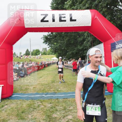 21.06.2025 - 27. Vierlanden-Triathlon MichiJ http://msf.ph/oto/8038715 15.06.2026 13:18:34 Ziel 172, 781 meine-sportfotos.de
