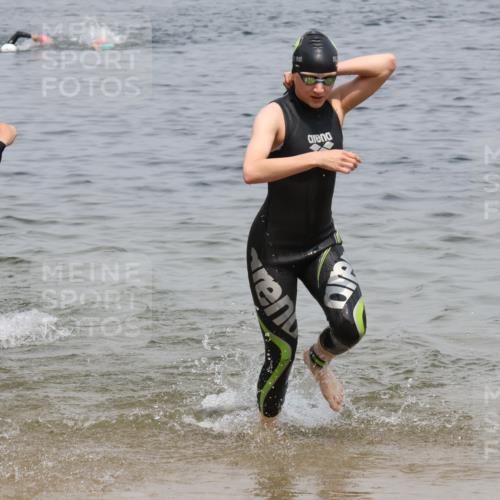 21.06.2025 - 27. Vierlanden-Triathlon Lena Gebhardt http://msf.ph/oto/8038739 15.06.2025 12:28:33 Schwimmen 1061, 1062, 1063, 1064 meine-sportfotos.de