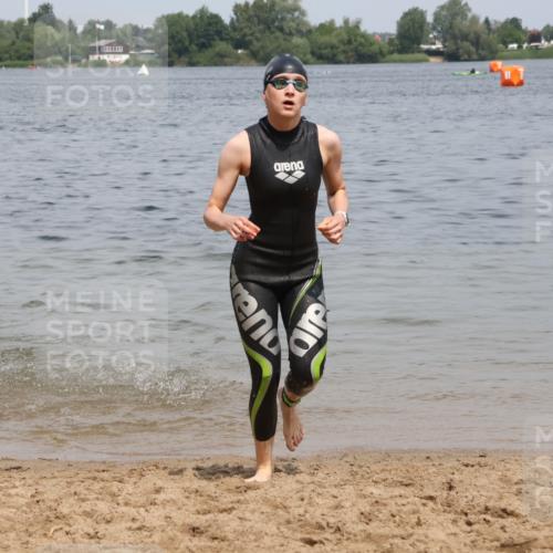 21.06.2025 - 27. Vierlanden-Triathlon Lena Gebhardt http://msf.ph/oto/8038744 15.06.2025 12:28:35 Schwimmen 1061, 1062, 1063, 1064 meine-sportfotos.de