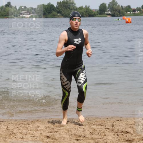 21.06.2025 - 27. Vierlanden-Triathlon Lena Gebhardt http://msf.ph/oto/8038747 15.06.2025 12:28:35 Schwimmen 1061, 1062, 1063, 1064 meine-sportfotos.de