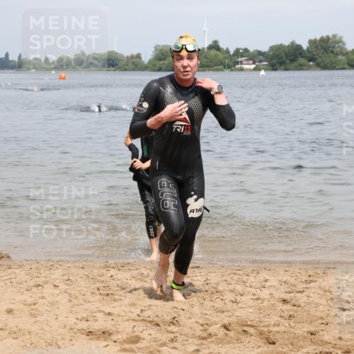 21.06.2025 - 27. Vierlanden-Triathlon Lena Gebhardt http://msf.ph/oto/8038754 15.06.2025 12:28:36 Schwimmen 1061, 1062, 1063, 1064 meine-sportfotos.de
