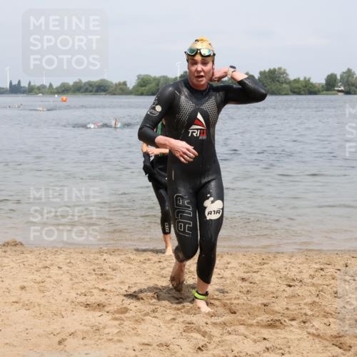 21.06.2025 - 27. Vierlanden-Triathlon Lena Gebhardt http://msf.ph/oto/8038761 15.06.2025 12:28:36 Schwimmen 1061, 1062, 1063, 1064 meine-sportfotos.de