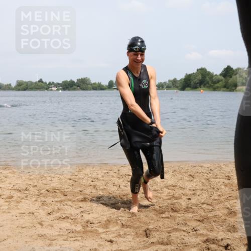 21.06.2025 - 27. Vierlanden-Triathlon Lena Gebhardt http://msf.ph/oto/8038765 15.06.2025 12:28:38 Schwimmen 1061, 1062, 1063, 1064 meine-sportfotos.de