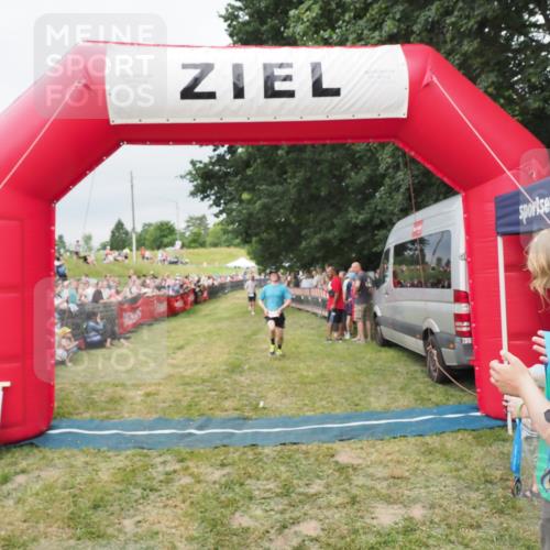 21.06.2025 - 27. Vierlanden-Triathlon MichiJ http://msf.ph/oto/8038767 15.06.2026 13:18:45 Ziel 241 meine-sportfotos.de