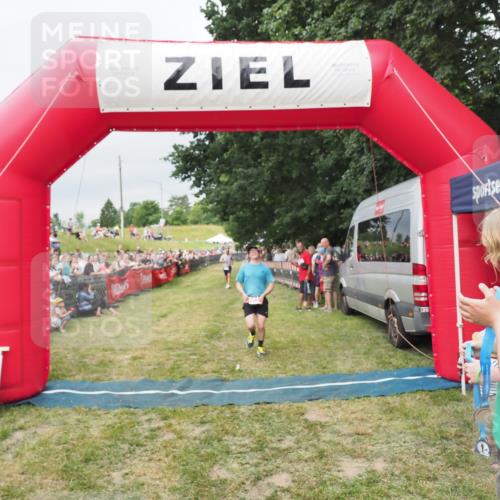 21.06.2025 - 27. Vierlanden-Triathlon MichiJ http://msf.ph/oto/8038783 15.06.2026 13:18:45 Ziel 241 meine-sportfotos.de