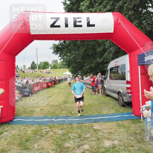 21.06.2025 - 27. Vierlanden-Triathlon MichiJ http://msf.ph/oto/8038794 15.06.2026 13:18:46 Ziel 241, 855 meine-sportfotos.de