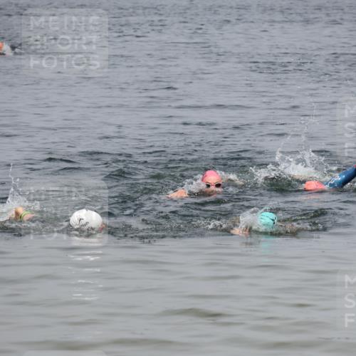 21.06.2025 - 27. Vierlanden-Triathlon Lena Gebhardt http://msf.ph/oto/8038797 15.06.2025 12:29:01 Schwimmen  meine-sportfotos.de
