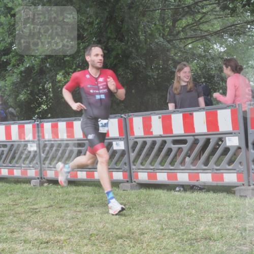 21.06.2025 - 27. Vierlanden-Triathlon KatJ http://msf.ph/oto/8038800 15.06.2025 14:21:52 Ziel 1215, 1251 meine-sportfotos.de