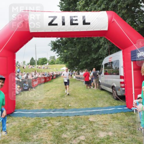21.06.2025 - 27. Vierlanden-Triathlon MichiJ http://msf.ph/oto/8038828 15.06.2026 13:18:49 Ziel 241, 855 meine-sportfotos.de