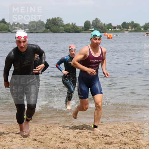21.06.2025 - 27. Vierlanden-Triathlon Lena Gebhardt http://msf.ph/oto/8038848 15.06.2025 12:29:17 Schwimmen 1065, 1066, 1067, 1068 meine-sportfotos.de