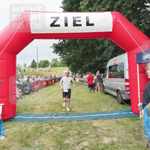 21.06.2025 - 27. Vierlanden-Triathlon MichiJ http://msf.ph/oto/8038849 15.06.2026 13:18:50 Ziel 241, 855 meine-sportfotos.de