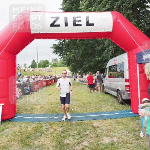 21.06.2025 - 27. Vierlanden-Triathlon MichiJ http://msf.ph/oto/8038858 15.06.2026 13:18:50 Ziel 241, 855 meine-sportfotos.de