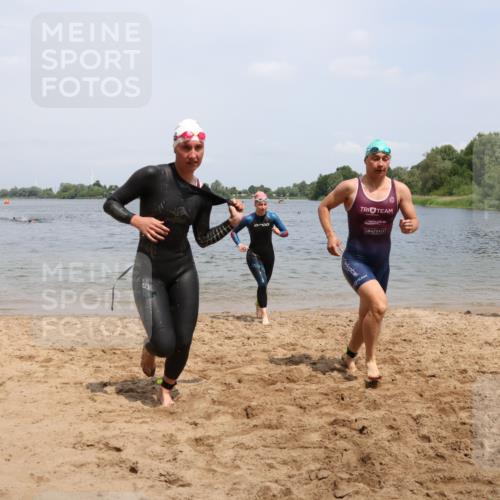 21.06.2025 - 27. Vierlanden-Triathlon Lena Gebhardt http://msf.ph/oto/8038869 15.06.2025 12:29:19 Schwimmen 1065, 1066, 1067, 1068 meine-sportfotos.de