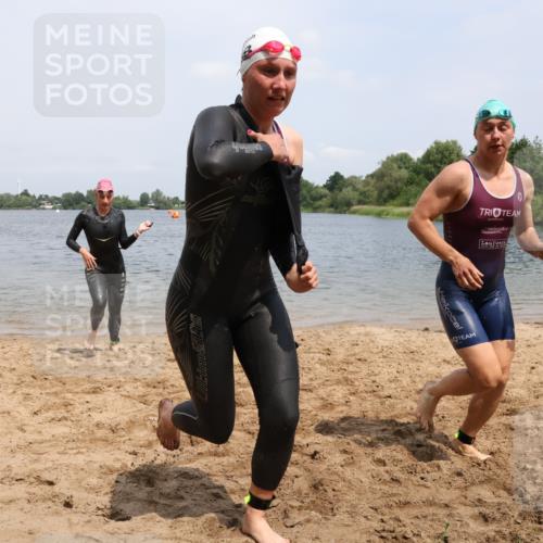 21.06.2025 - 27. Vierlanden-Triathlon Lena Gebhardt http://msf.ph/oto/8038878 15.06.2025 12:29:19 Schwimmen 1065, 1066, 1067, 1068 meine-sportfotos.de