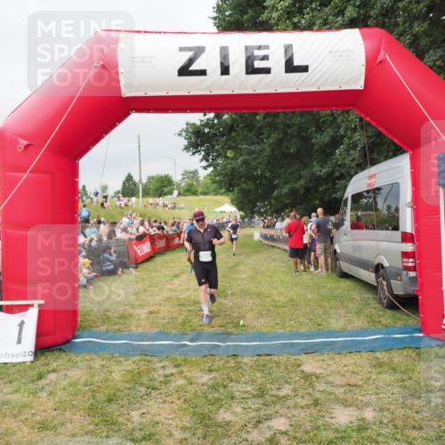 21.06.2025 - 27. Vierlanden-Triathlon MichiJ http://msf.ph/oto/8038882 15.06.2026 13:19:02 Ziel 668, 743 meine-sportfotos.de