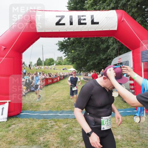 21.06.2025 - 27. Vierlanden-Triathlon MichiJ http://msf.ph/oto/8038914 15.06.2026 13:19:05 Ziel 668, 743 meine-sportfotos.de