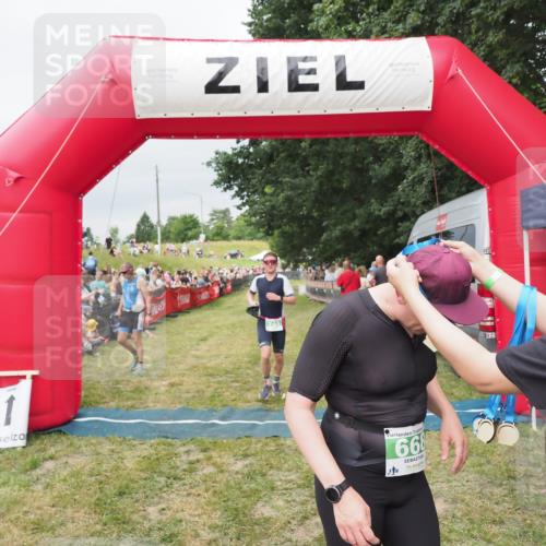 21.06.2025 - 27. Vierlanden-Triathlon MichiJ http://msf.ph/oto/8038918 15.06.2026 13:19:05 Ziel 668, 743 meine-sportfotos.de
