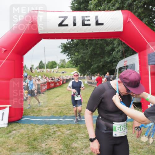 21.06.2025 - 27. Vierlanden-Triathlon MichiJ http://msf.ph/oto/8038932 15.06.2026 13:19:06 Ziel 646, 668, 743 meine-sportfotos.de