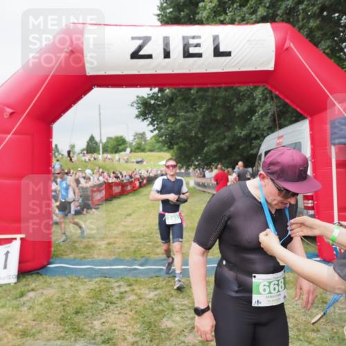 21.06.2025 - 27. Vierlanden-Triathlon MichiJ http://msf.ph/oto/8038935 15.06.2026 13:19:06 Ziel 646, 668, 743 meine-sportfotos.de