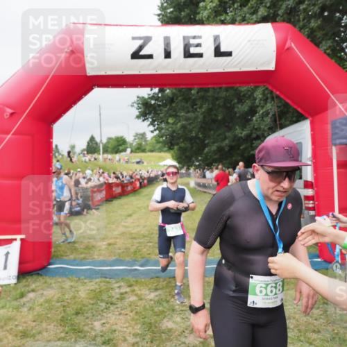 21.06.2025 - 27. Vierlanden-Triathlon MichiJ http://msf.ph/oto/8038937 15.06.2026 13:19:06 Ziel 646, 668, 743 meine-sportfotos.de
