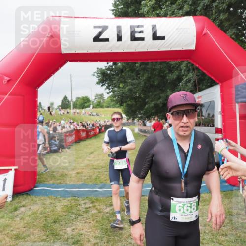 21.06.2025 - 27. Vierlanden-Triathlon MichiJ http://msf.ph/oto/8038942 15.06.2026 13:19:06 Ziel 646, 668, 743 meine-sportfotos.de