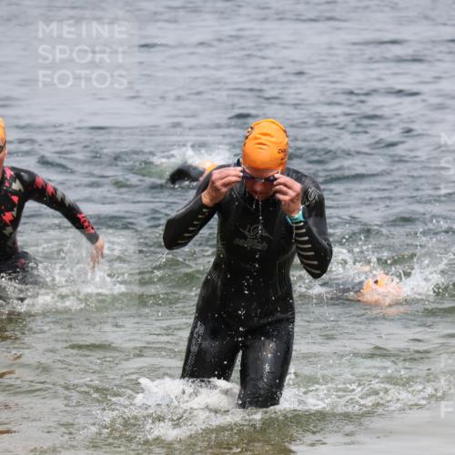 21.06.2025 - 27. Vierlanden-Triathlon Lena Gebhardt http://msf.ph/oto/8038949 15.06.2025 12:29:48 Schwimmen 1073, 1074, 1075 meine-sportfotos.de