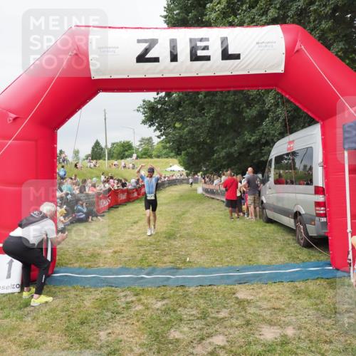 21.06.2025 - 27. Vierlanden-Triathlon MichiJ http://msf.ph/oto/8038951 15.06.2026 13:19:22 Ziel 683 meine-sportfotos.de
