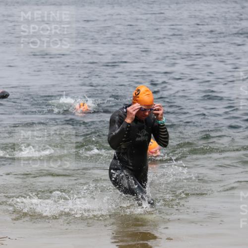 21.06.2025 - 27. Vierlanden-Triathlon Lena Gebhardt http://msf.ph/oto/8038953 15.06.2025 12:29:49 Schwimmen 1073, 1074, 1075 meine-sportfotos.de
