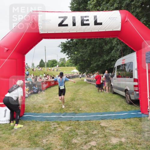 21.06.2025 - 27. Vierlanden-Triathlon MichiJ http://msf.ph/oto/8038969 15.06.2026 13:19:23 Ziel 683 meine-sportfotos.de