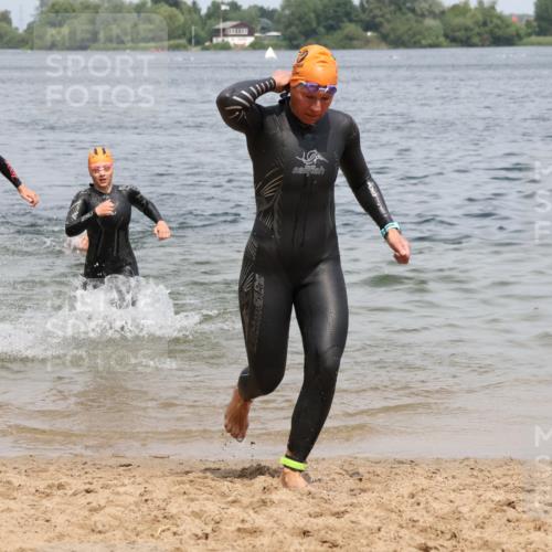 21.06.2025 - 27. Vierlanden-Triathlon Lena Gebhardt http://msf.ph/oto/8038985 15.06.2025 12:29:53 Schwimmen 1073, 1074, 1075, 1076 meine-sportfotos.de
