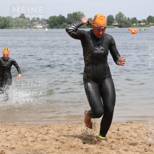 21.06.2025 - 27. Vierlanden-Triathlon Lena Gebhardt http://msf.ph/oto/8038996 15.06.2025 12:29:54 Schwimmen 1073, 1074, 1075, 1076 meine-sportfotos.de
