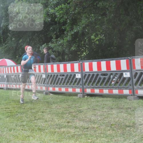 21.06.2025 - 27. Vierlanden-Triathlon KatJ http://msf.ph/oto/8038997 15.06.2025 14:22:15 Ziel 1226, 1259 meine-sportfotos.de