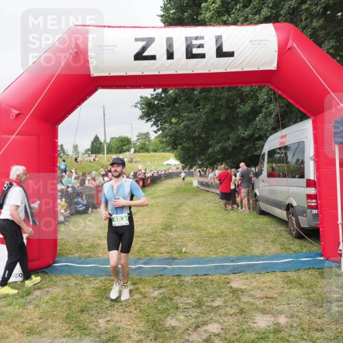 21.06.2025 - 27. Vierlanden-Triathlon MichiJ http://msf.ph/oto/8038999 15.06.2026 13:19:24 Ziel 683 meine-sportfotos.de