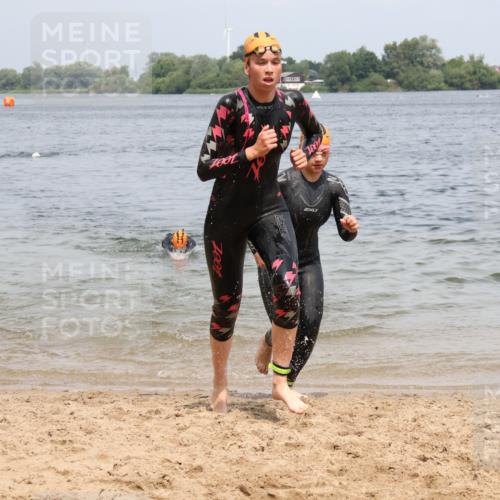 21.06.2025 - 27. Vierlanden-Triathlon Lena Gebhardt http://msf.ph/oto/8039013 15.06.2025 12:29:55 Schwimmen 1073, 1074, 1075, 1076 meine-sportfotos.de