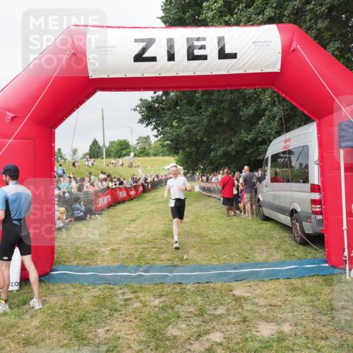21.06.2025 - 27. Vierlanden-Triathlon MichiJ http://msf.ph/oto/8039014 15.06.2026 13:19:32 Ziel 715 meine-sportfotos.de