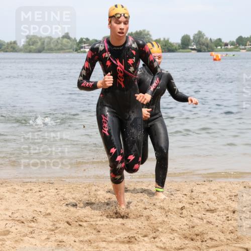 21.06.2025 - 27. Vierlanden-Triathlon Lena Gebhardt http://msf.ph/oto/8039015 15.06.2025 12:29:56 Schwimmen 1073, 1074, 1075, 1076 meine-sportfotos.de