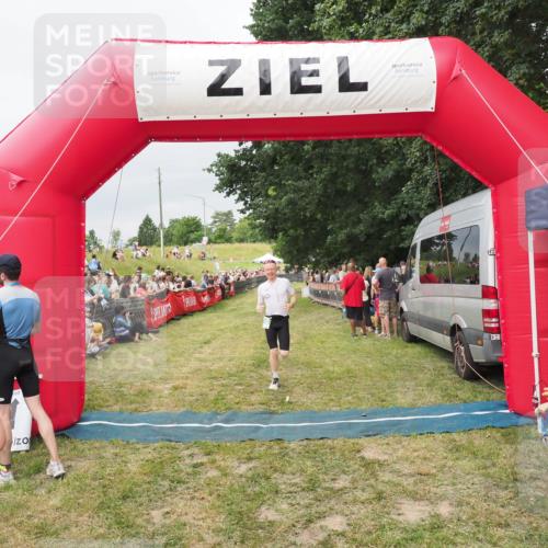 21.06.2025 - 27. Vierlanden-Triathlon MichiJ http://msf.ph/oto/8039016 15.06.2026 13:19:32 Ziel 715 meine-sportfotos.de