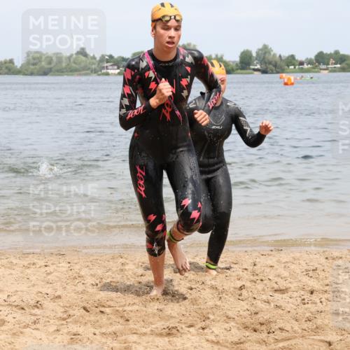 21.06.2025 - 27. Vierlanden-Triathlon Lena Gebhardt http://msf.ph/oto/8039019 15.06.2025 12:29:56 Schwimmen 1073, 1074, 1075, 1076 meine-sportfotos.de