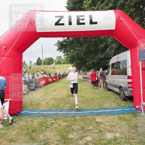 21.06.2025 - 27. Vierlanden-Triathlon MichiJ http://msf.ph/oto/8039025 15.06.2026 13:19:32 Ziel 715 meine-sportfotos.de