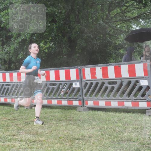 21.06.2025 - 27. Vierlanden-Triathlon KatJ http://msf.ph/oto/8039029 15.06.2025 14:22:15 Ziel 1226, 1259 meine-sportfotos.de