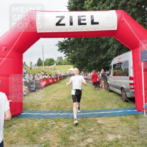 21.06.2025 - 27. Vierlanden-Triathlon MichiJ http://msf.ph/oto/8039035 15.06.2026 13:19:32 Ziel 715 meine-sportfotos.de