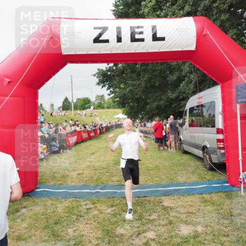21.06.2025 - 27. Vierlanden-Triathlon MichiJ http://msf.ph/oto/8039039 15.06.2026 13:19:33 Ziel 715 meine-sportfotos.de