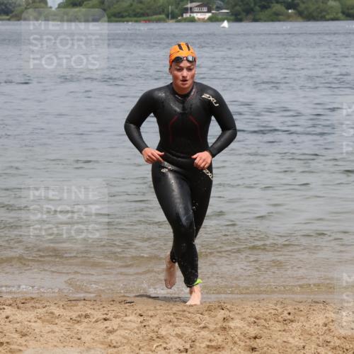 21.06.2025 - 27. Vierlanden-Triathlon Lena Gebhardt http://msf.ph/oto/8039040 15.06.2025 12:30:01 Schwimmen 1073, 1074, 1075, 1076 meine-sportfotos.de
