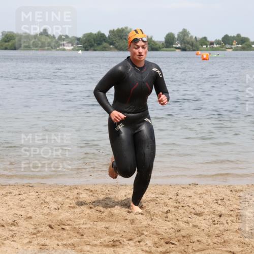 21.06.2025 - 27. Vierlanden-Triathlon Lena Gebhardt http://msf.ph/oto/8039044 15.06.2025 12:30:03 Schwimmen 1073, 1074, 1075, 1076 meine-sportfotos.de