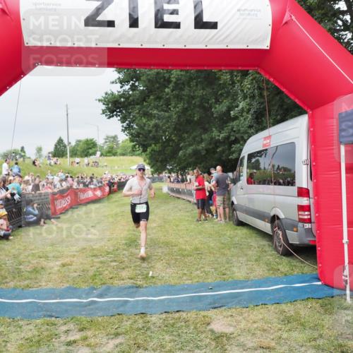 21.06.2025 - 27. Vierlanden-Triathlon MichiJ http://msf.ph/oto/8039053 15.06.2026 13:19:42 Ziel 667 meine-sportfotos.de