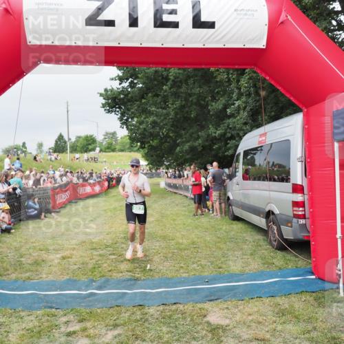 21.06.2025 - 27. Vierlanden-Triathlon MichiJ http://msf.ph/oto/8039060 15.06.2026 13:19:42 Ziel 667 meine-sportfotos.de