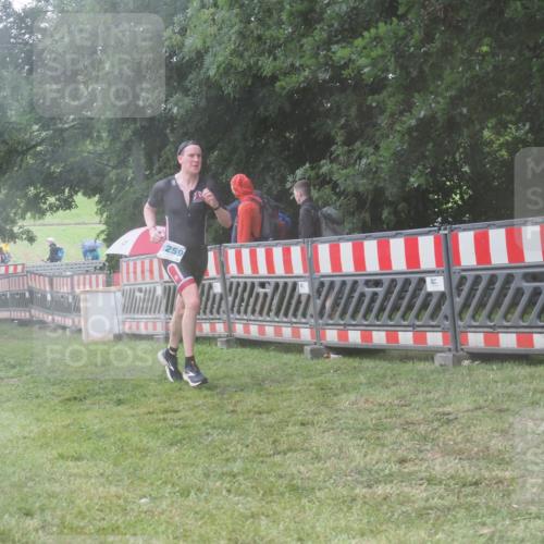 21.06.2025 - 27. Vierlanden-Triathlon KatJ http://msf.ph/oto/8039063 15.06.2025 14:22:20 Ziel 1177, 1259 meine-sportfotos.de