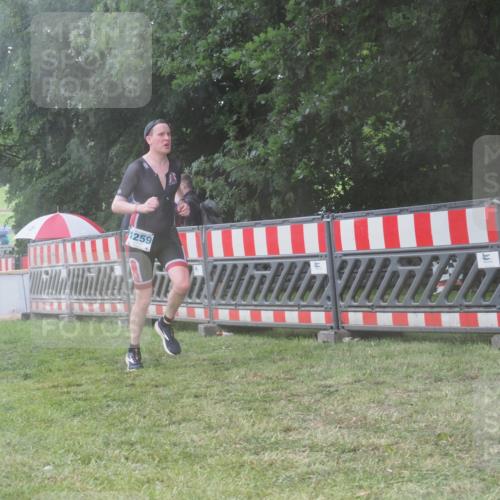21.06.2025 - 27. Vierlanden-Triathlon KatJ http://msf.ph/oto/8039073 15.06.2025 14:22:20 Ziel 1177, 1259 meine-sportfotos.de