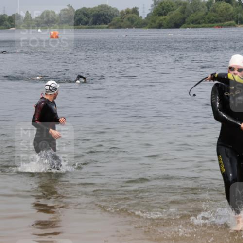 21.06.2025 - 27. Vierlanden-Triathlon Lena Gebhardt http://msf.ph/oto/8039076 15.06.2025 12:30:30 Schwimmen  meine-sportfotos.de